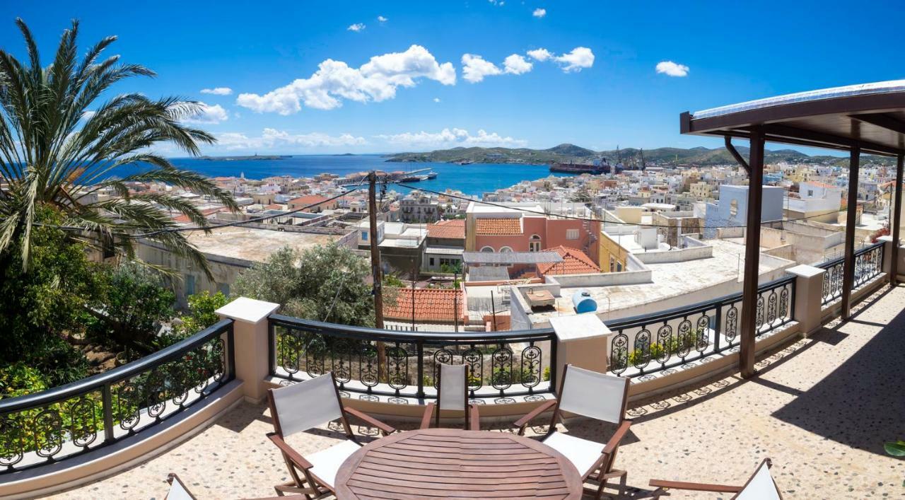 Irene Syros Vila *